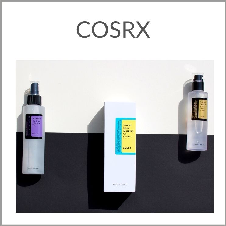 Kosmetikflaschen mit Toner und Essence, Gel Cleanser Umverpackung der Marke Cosrx auf schwarz weißem Hintergrund