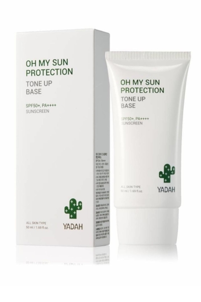 Weiße Tube und Verpackung mit Yadah | Oh My Sun Protection Tone Up Base